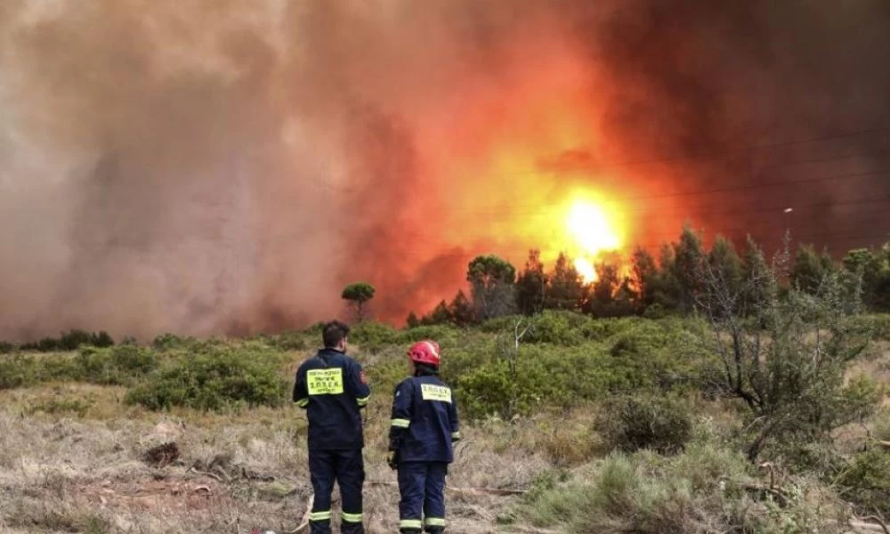 ΈΚΤΑΚΤΟ - Έχασε την ζωή του εθελοντής πυροσβέστης - Το πρώτο θύμα των καταστραφικών πυρκαγιών